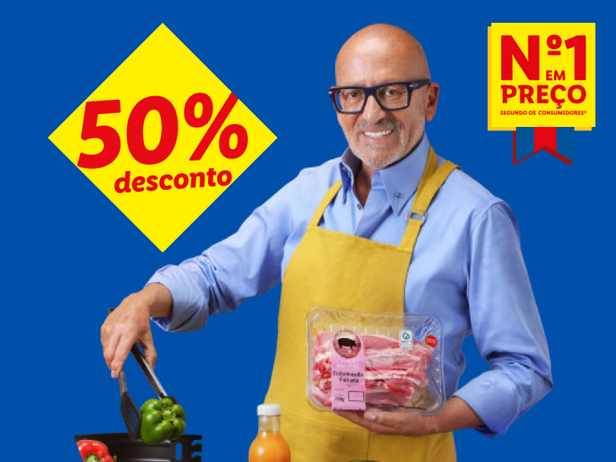 Um homem segura carne embalada e um desconto de 50% é anunciado.