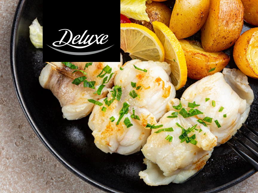 Peixes Deluxe grelhados com batatas e limão.