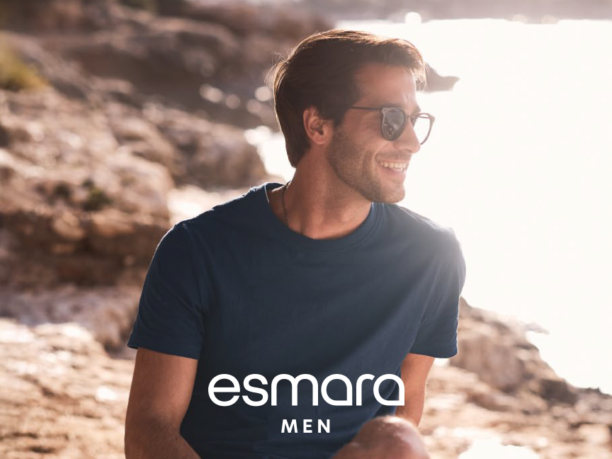 Esmara Men: camiseta azul-marinho em um homem relaxado na praia.
