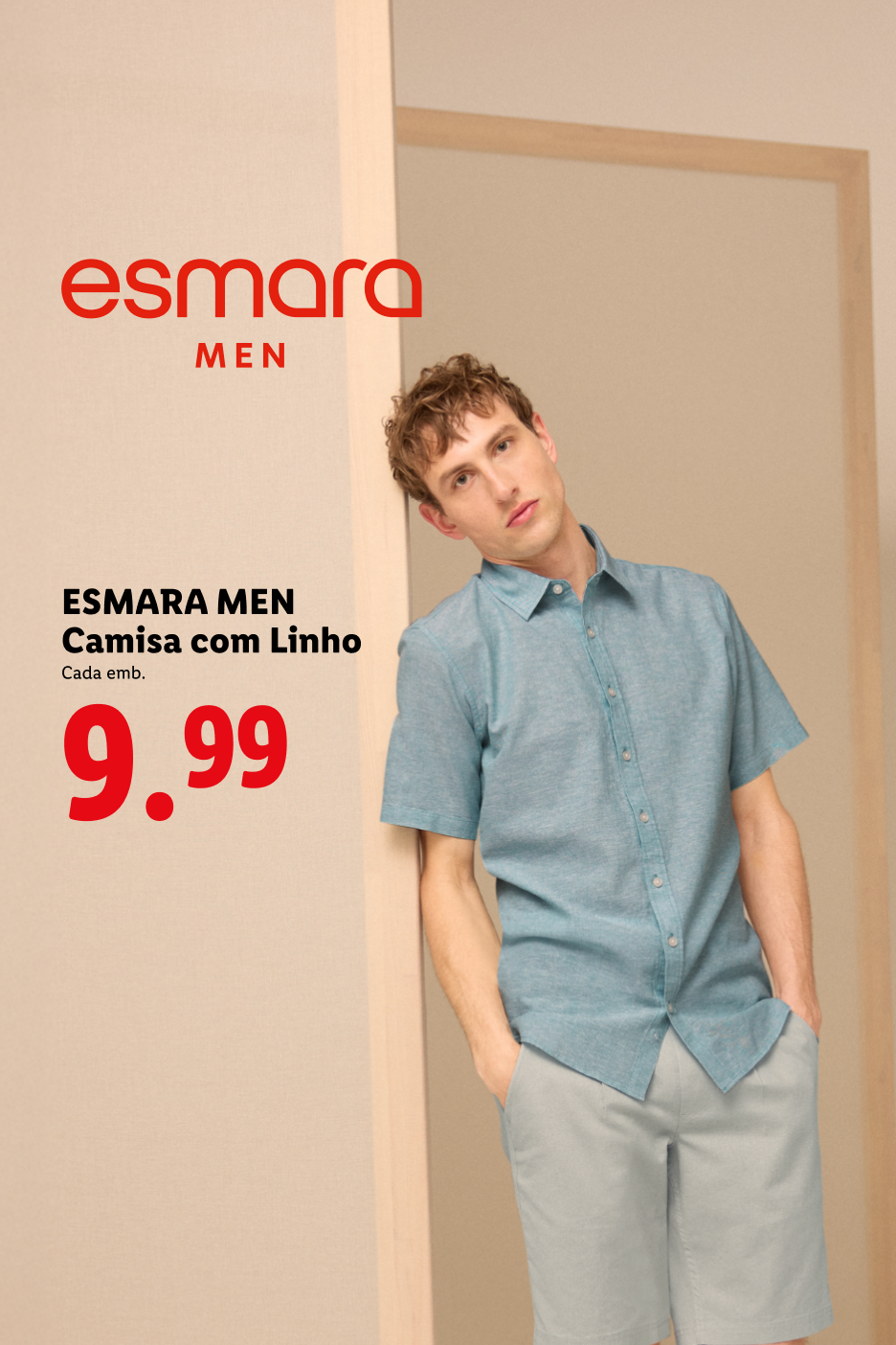 Homem com camisa de linho azul e calções cinzentos, preço 9,99.