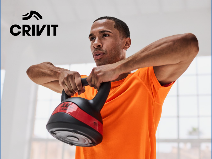 Um homem usando uma camiseta laranja Crivit levanta um haltere.