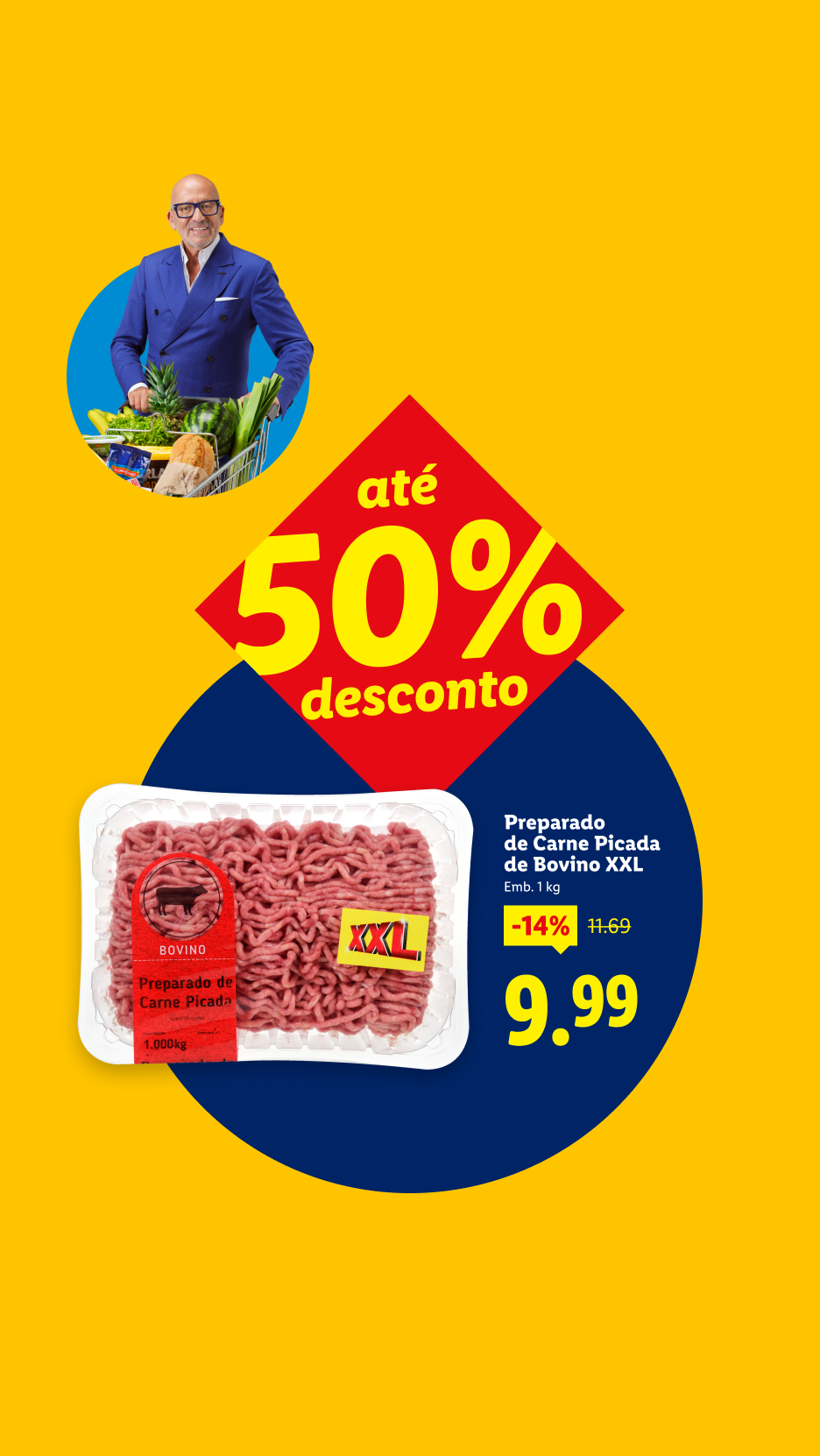 Homem com carrinho de compras, carne picada XXL com 50% de desconto.