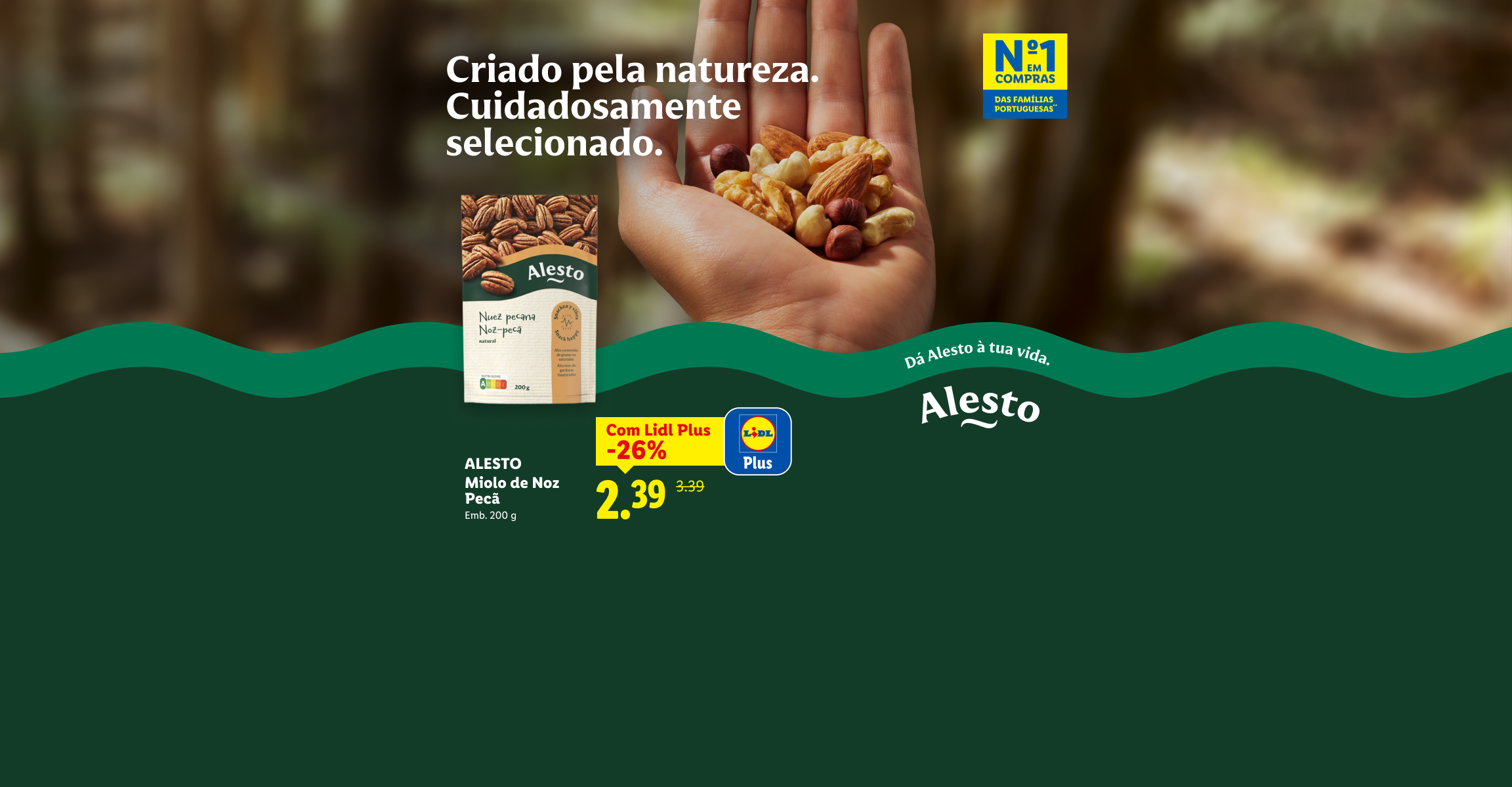 Mão a segurar frutos secos variados, com embalagem de nozes-pecã e texto sobre seleção natural.
