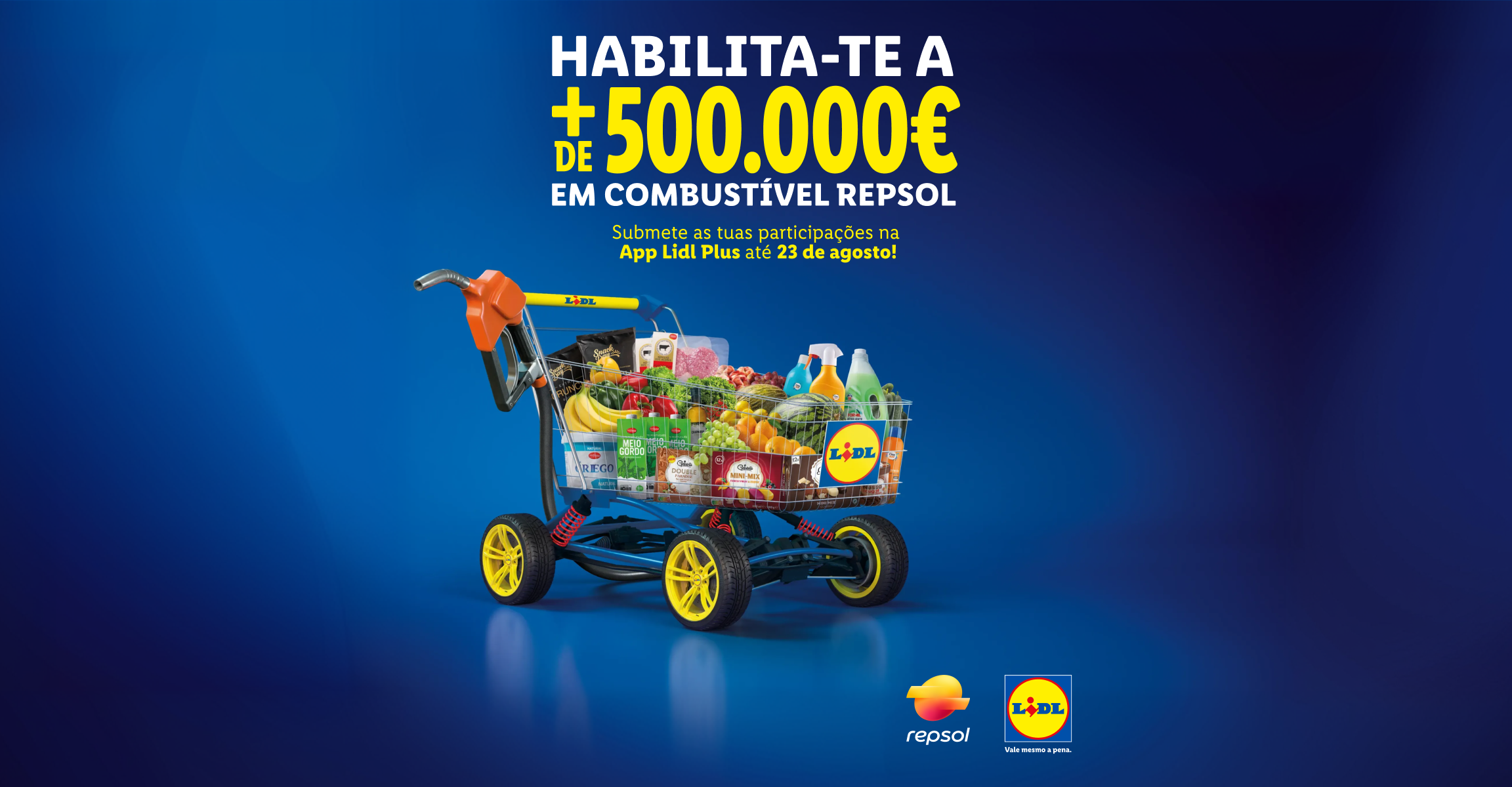 Carrinho de compras com produtos de supermercado e um bico de combustível, anunciando um prémio de 500.000€ em combustível.