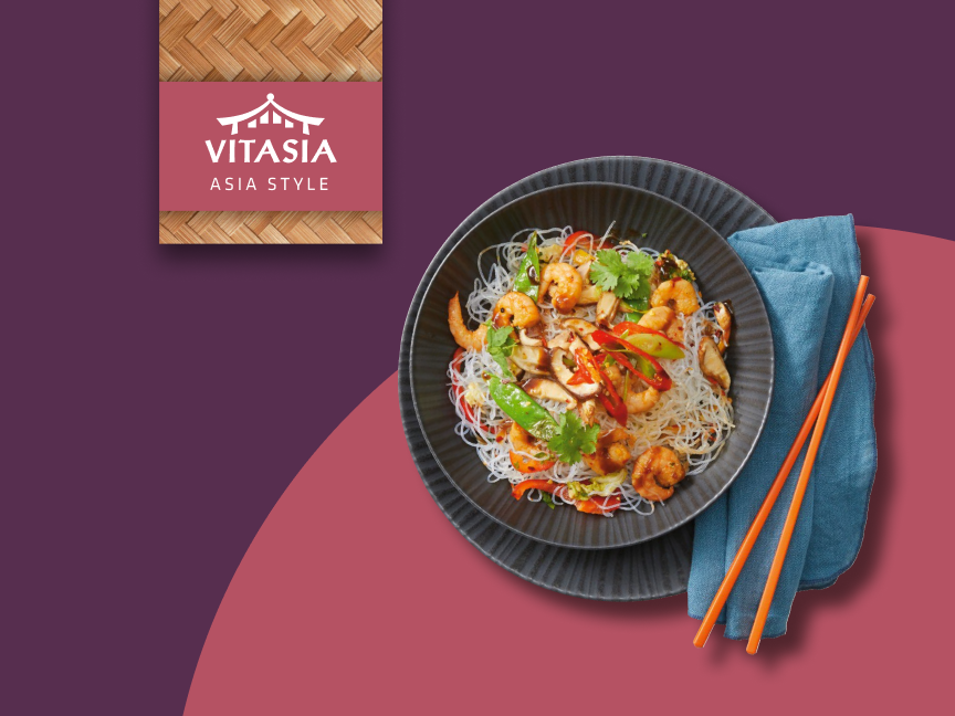 Prato de macarrão de vidro com camarão e legumes da Vitasia, estilo asiático.
