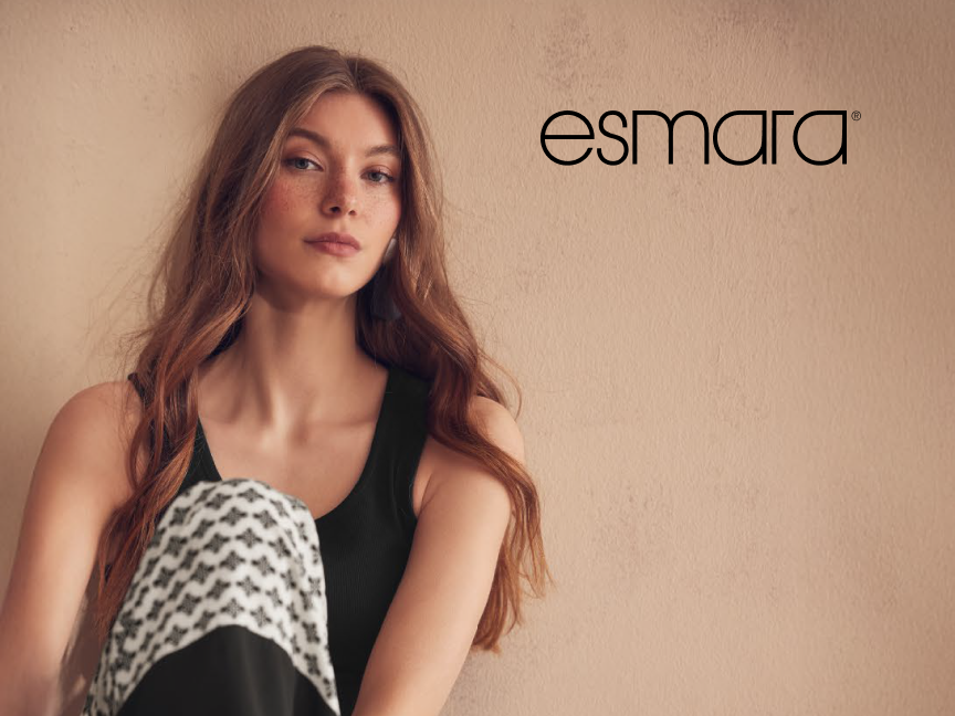 Modelo usando roupa Esmara: top e calças estampadas.