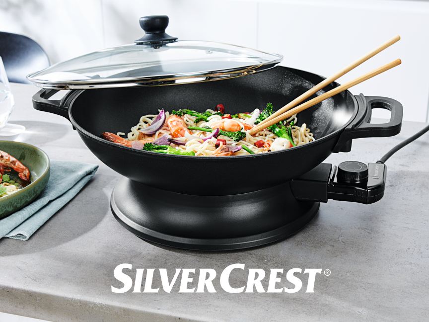 Uma wok elétrica SilverCrest com comida asiática sendo preparada.