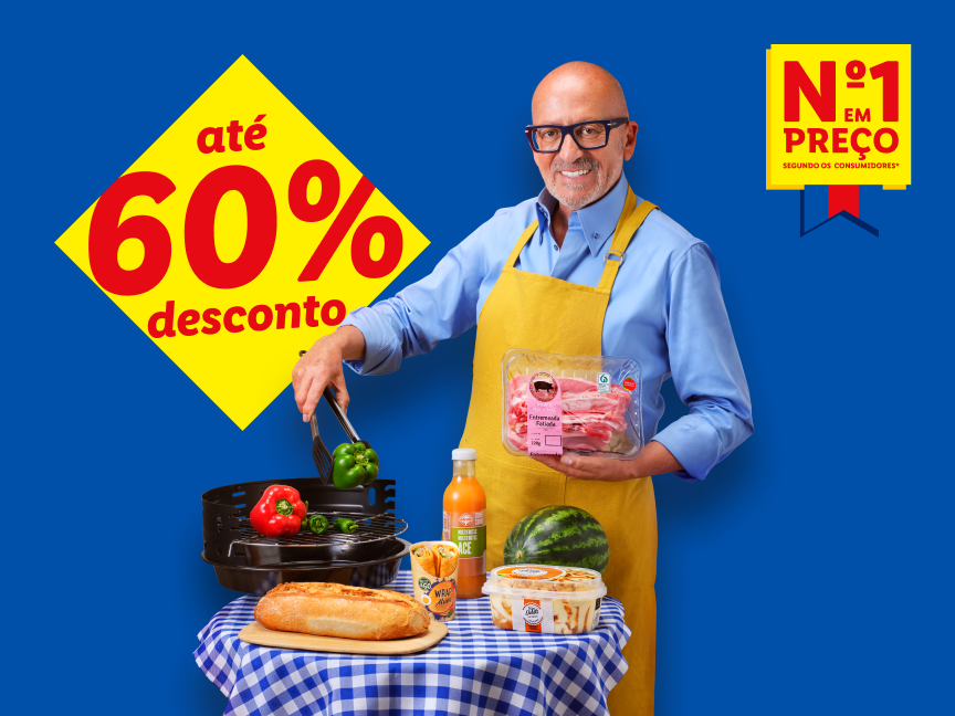Um homem sorridente prepara um churrasco com produtos com até 60% de desconto, incluindo presunto fatiado e outros itens.