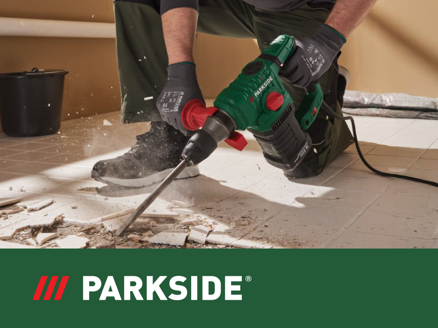 Um trabalhador usa uma demolidora Parkside para remover azulejos.