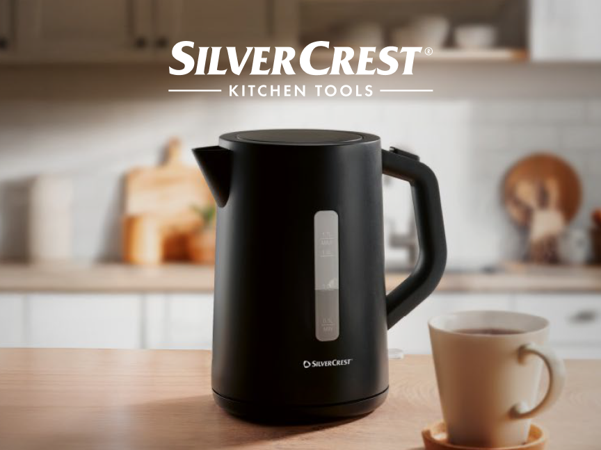Bule elétrico preto SilverCrest em uma cozinha moderna.