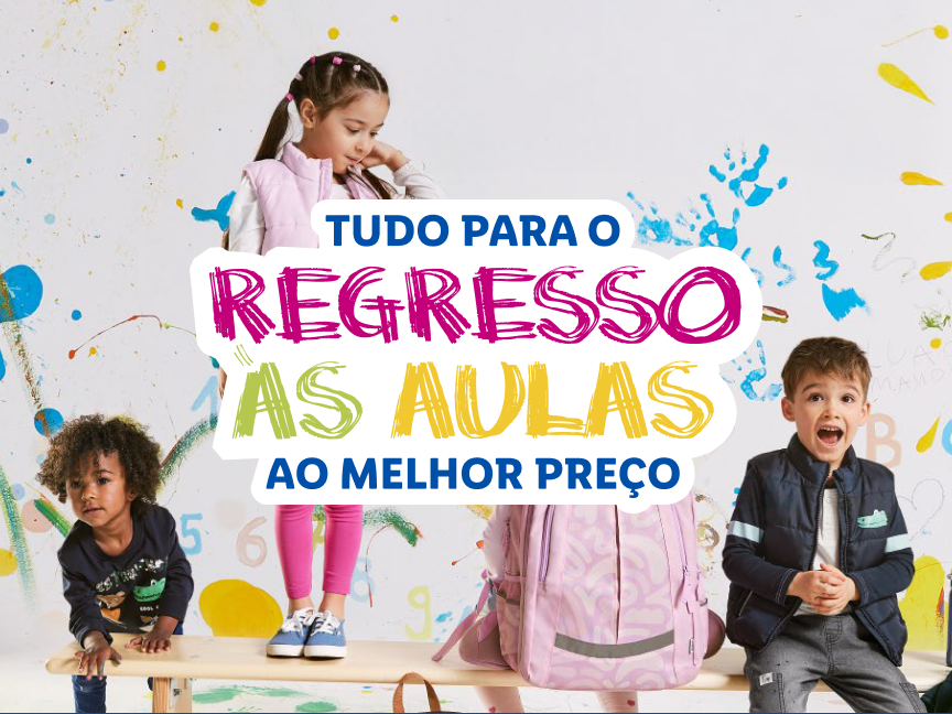 Crianças felizes e prontas para a volta às aulas com mochilas e roupas novas.