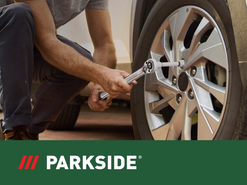 Um homem usa uma chave de torque Parkside para trocar um pneu de carro.