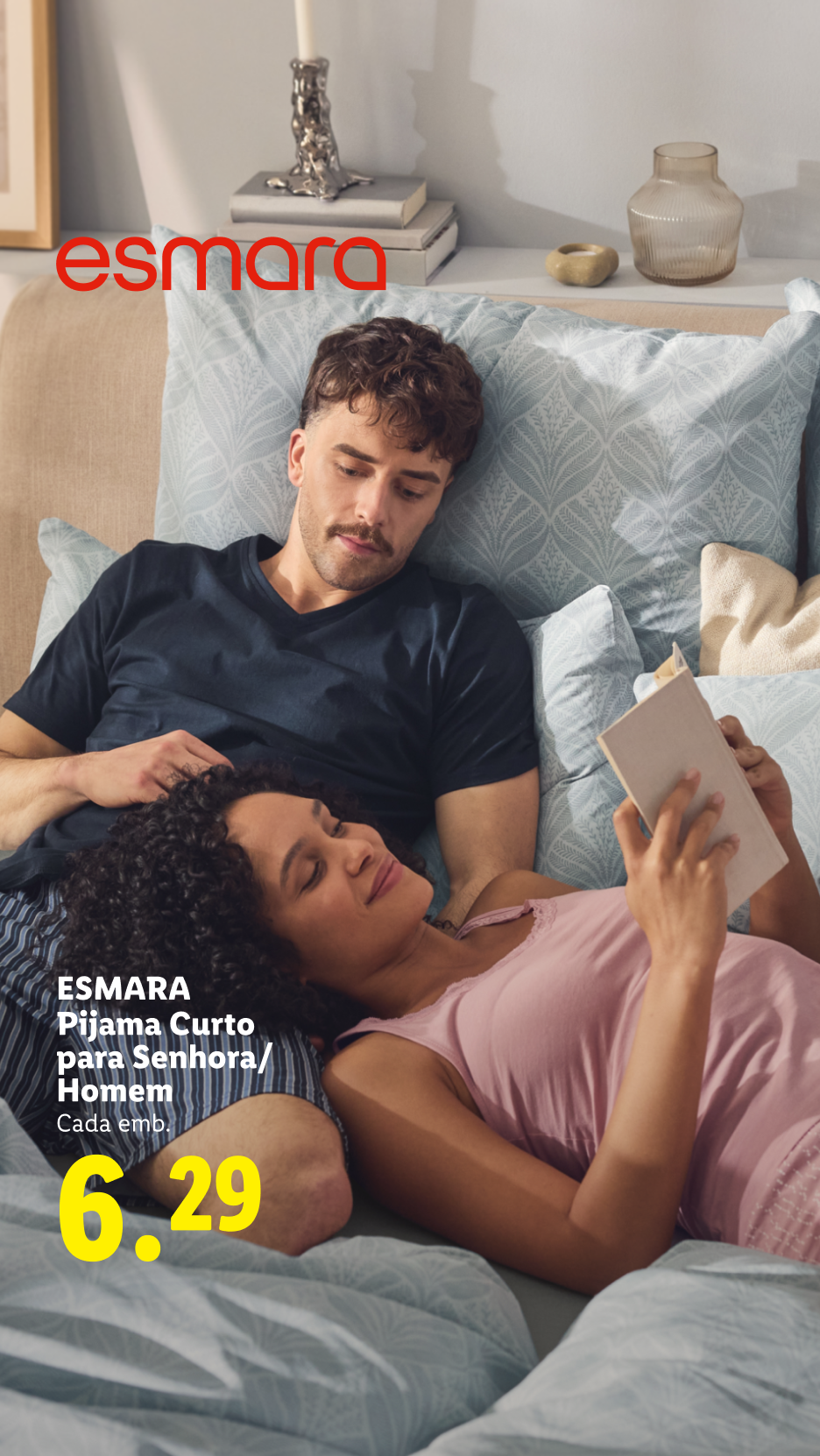 Um casal relaxa na cama, com a mulher a ler um livro, e texto a promover pijamas curtos.