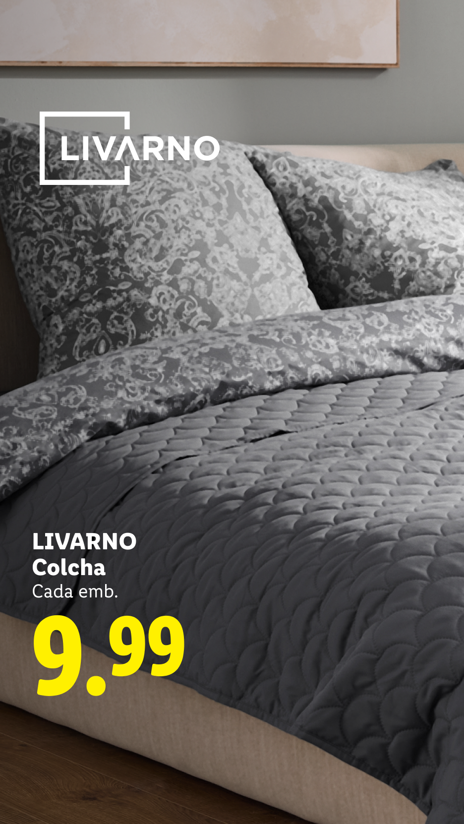 Colcha cinzenta com padrão e almofadas a condizer, preço 9,99.