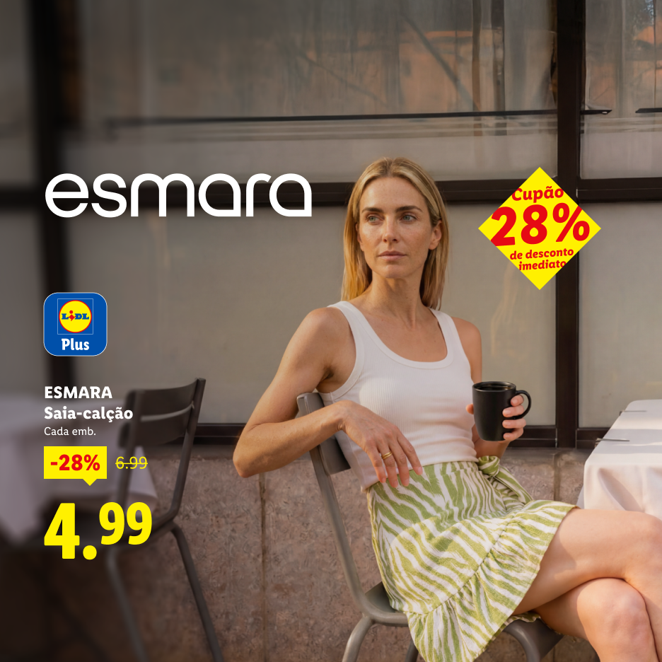 Mulher sentada a usar saia-calção com desconto de 28%, agora 4,99€.