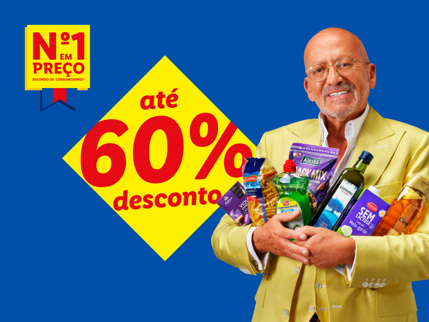 Homem sorridente segurando produtos como massa, azeite, leite sem lactose e produtos de limpeza, com promoções de até 60% de desconto.