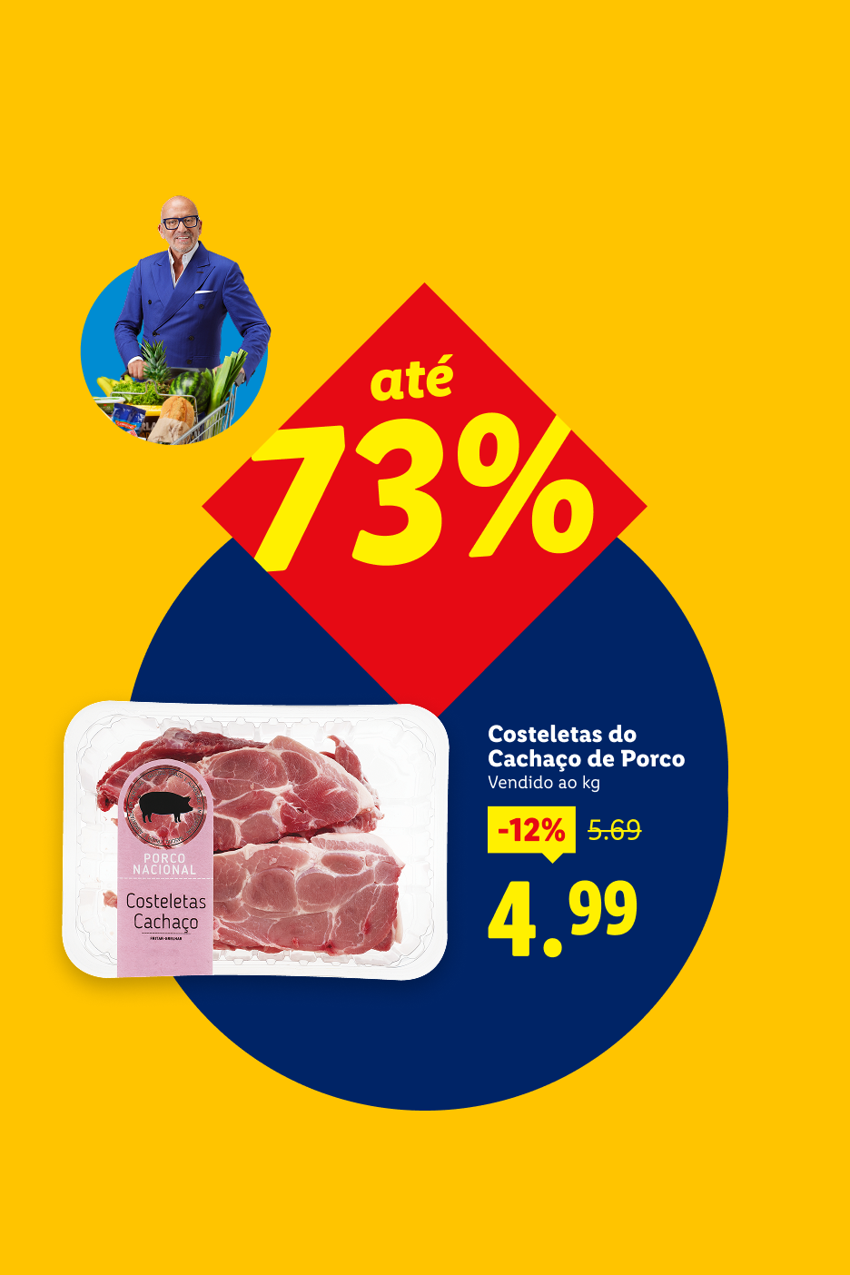 Embalagem de costeletas de porco com desconto de 12% a 4,99€/kg, com um homem a empurrar um carrinho de compras e um destaque de até 73% de desconto.