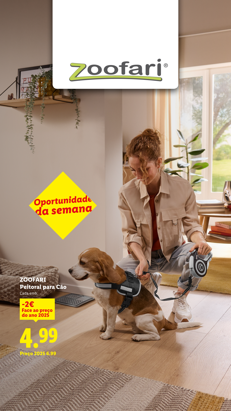 Mulher a colocar um peitoral num cão, com destaque para a oportunidade da semana de um peitoral para cão.