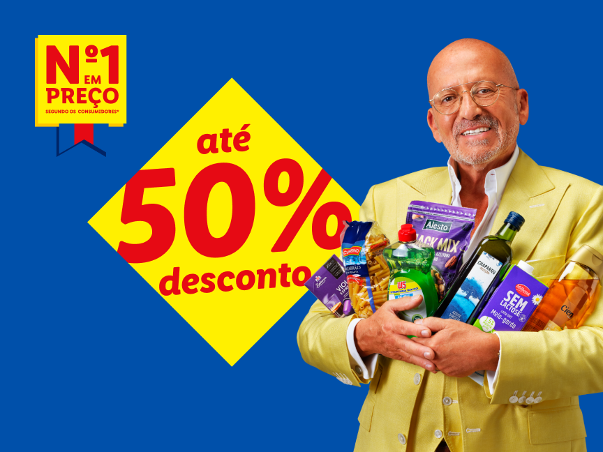 Homem sorridente segurando produtos de supermercado, com um banner de 'até 50% de desconto'.
