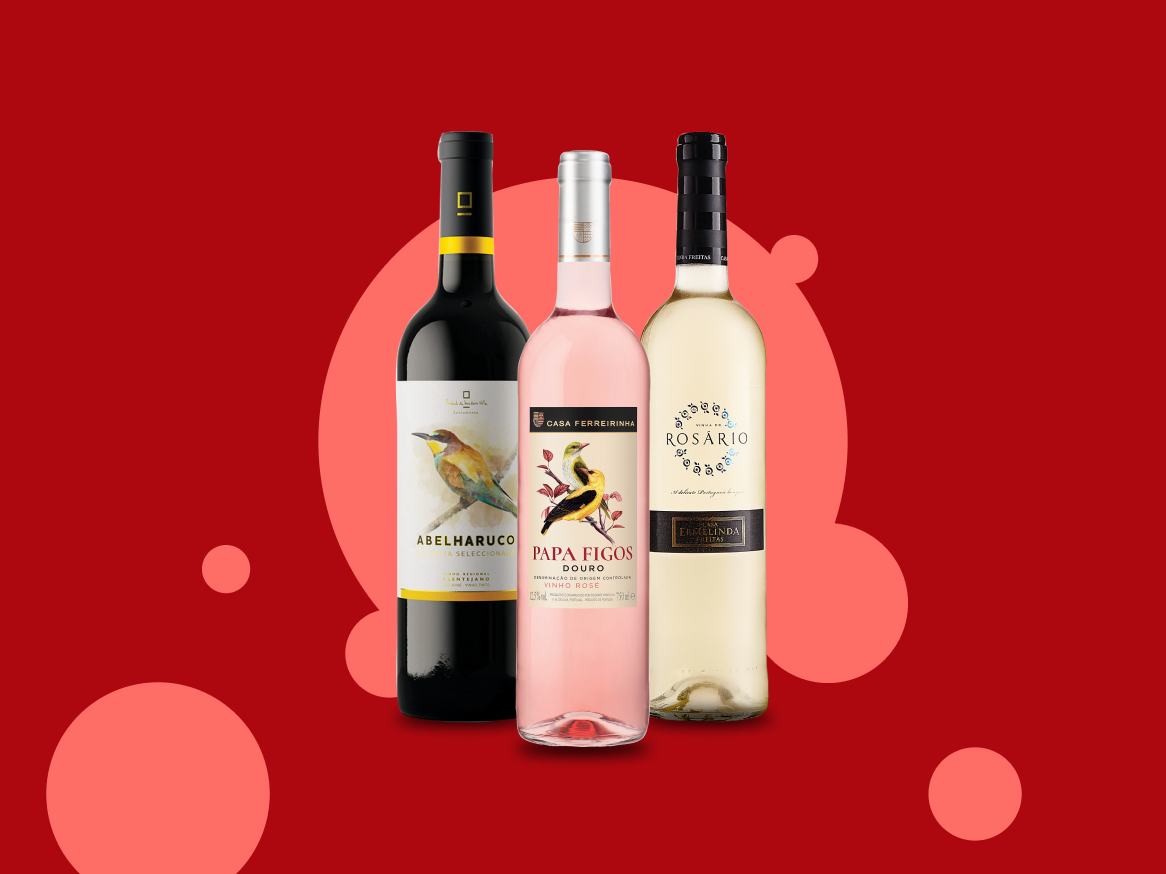 Três garrafas de vinho: tinto, rosé e branco, com rótulos de pássaros, em fundo vermelho com círculos.