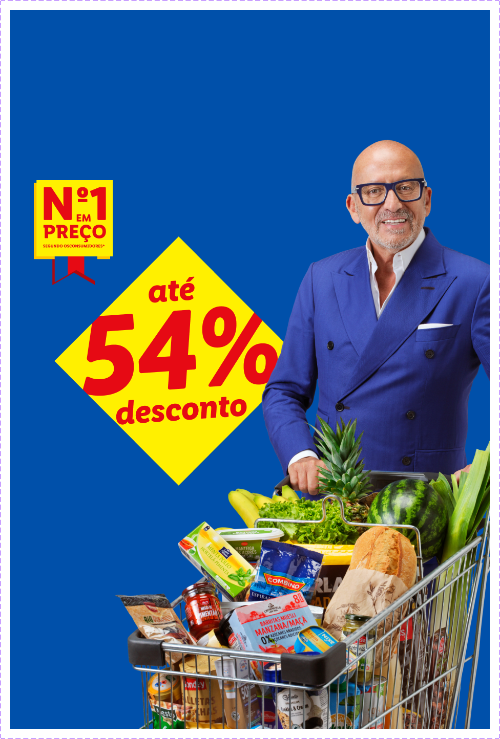 Homem sorridente com óculos, empurrando um carrinho de compras cheio de frutas, legumes e produtos embalados, com um desconto de 54%.