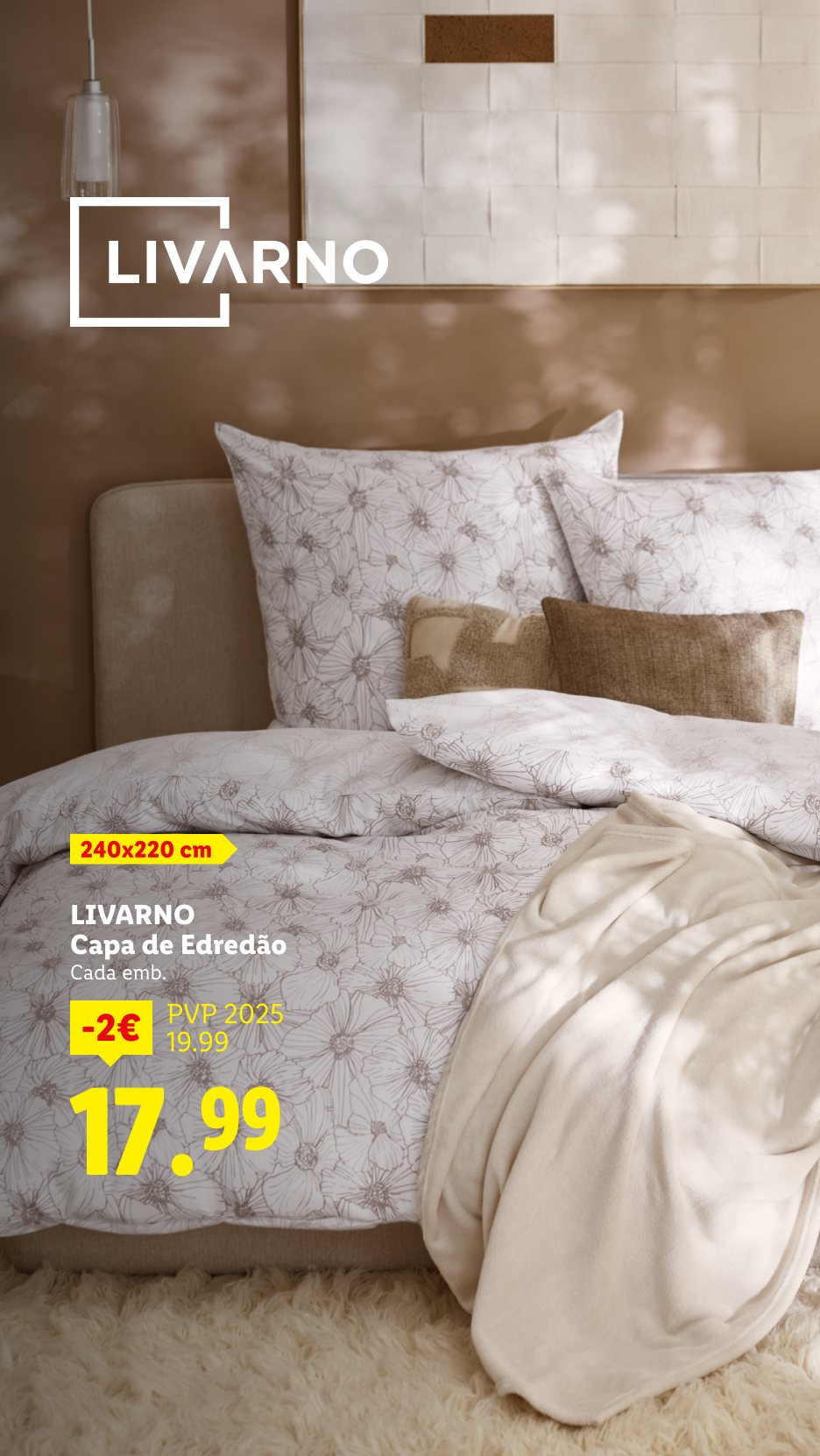Capa de edredão com padrão floral em tons neutros sobre uma cama arrumada.