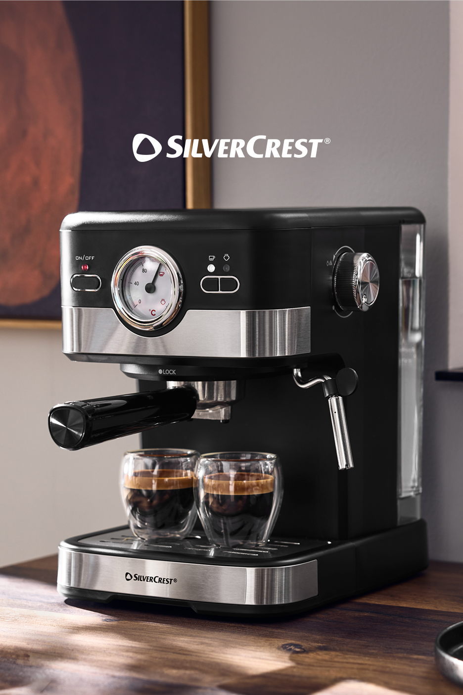 Vista espacial: Máquina de café expresso Silvercrest com dois copos de café expresso.
