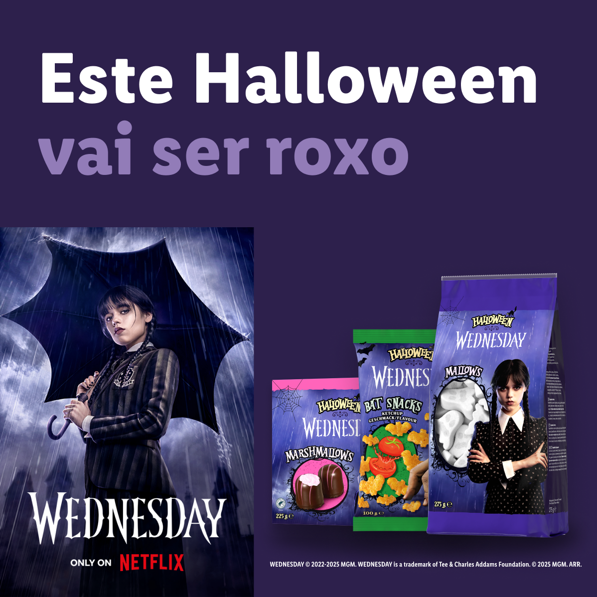 Póster da série Wednesday da Netflix e embalagens de doces temáticos de Halloween.