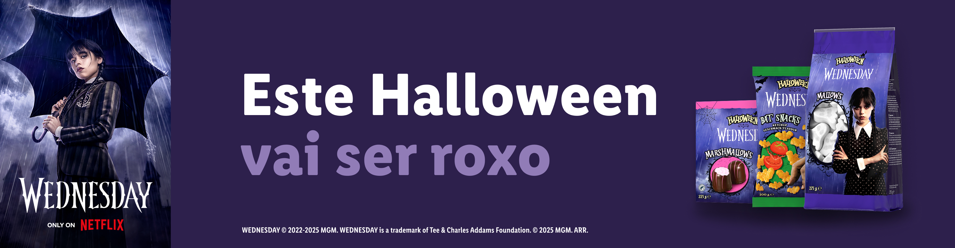 Póster da série Wednesday da Netflix e embalagens de doces temáticos de Halloween.