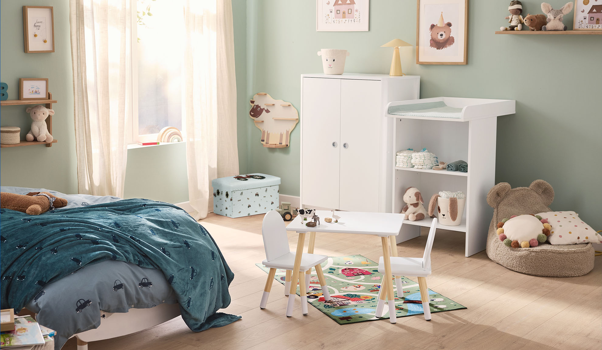 Quarto de criança com cama, trocador, guarda-roupa e mesa de brincar com cadeiras.