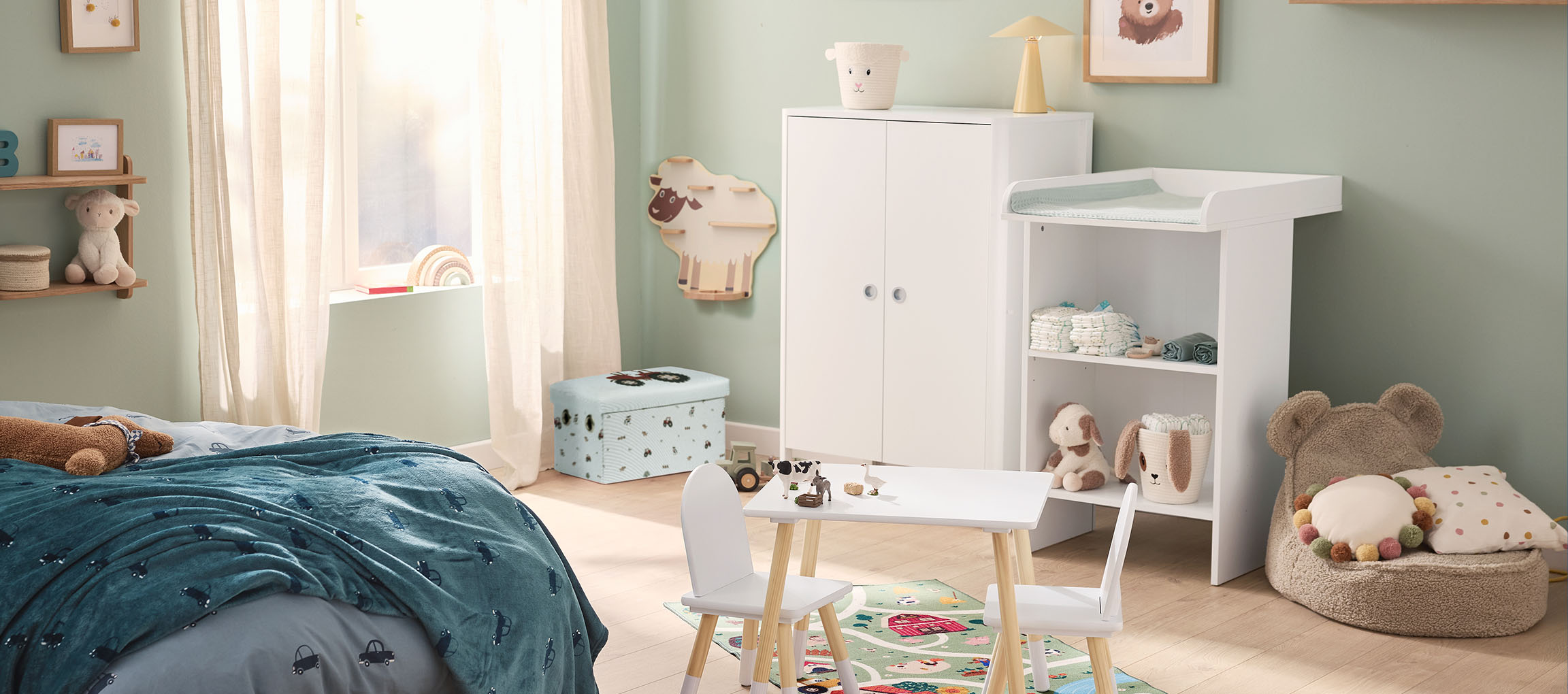 Quarto de criança com cama, trocador, guarda-roupa e uma pequena mesa com cadeiras.