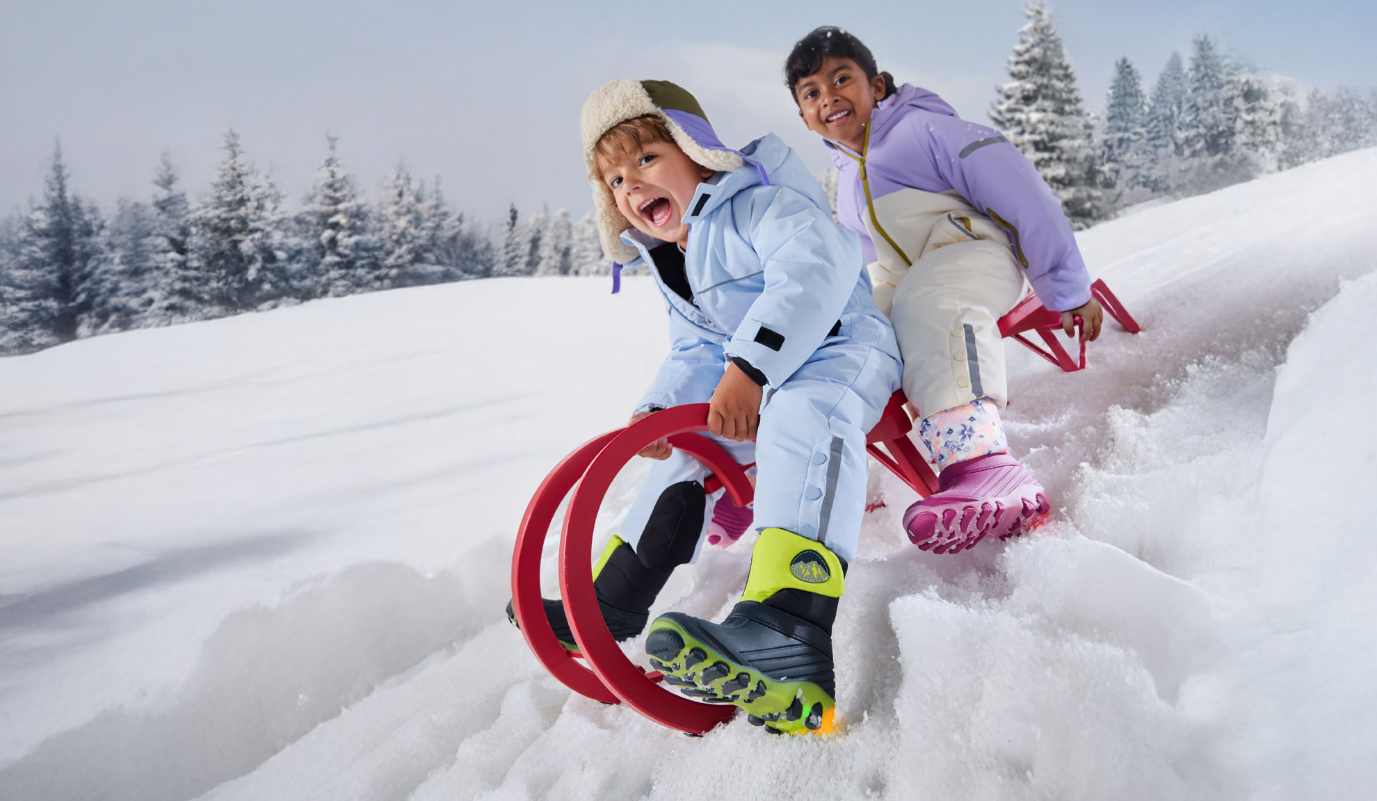 Duas crianças com fatos de neve e botas de inverno, a andar de trenó na neve.