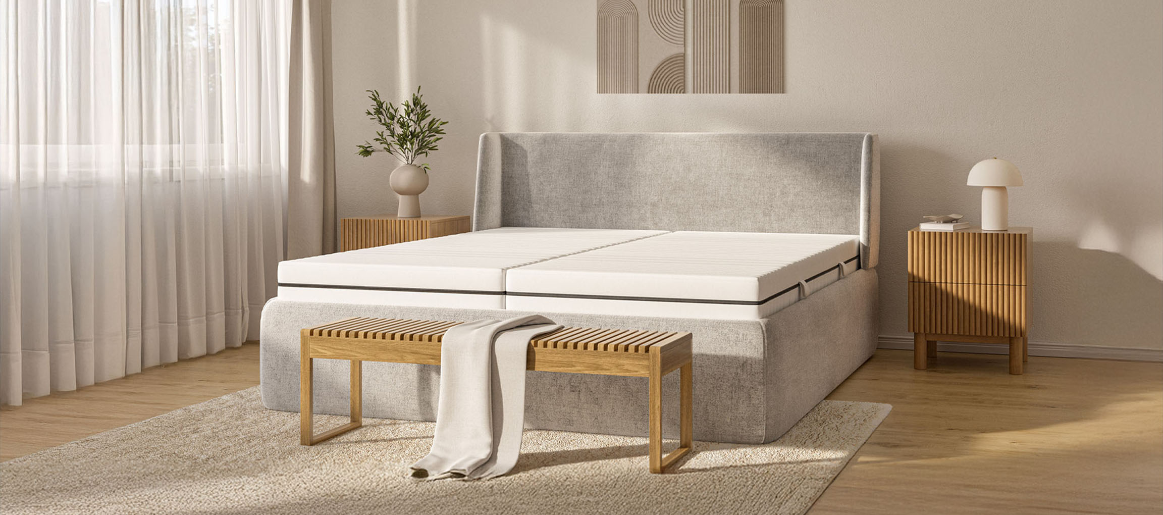 Quarto de cores neutras com cama box spring, banco de madeira e mesas de cabeceira.