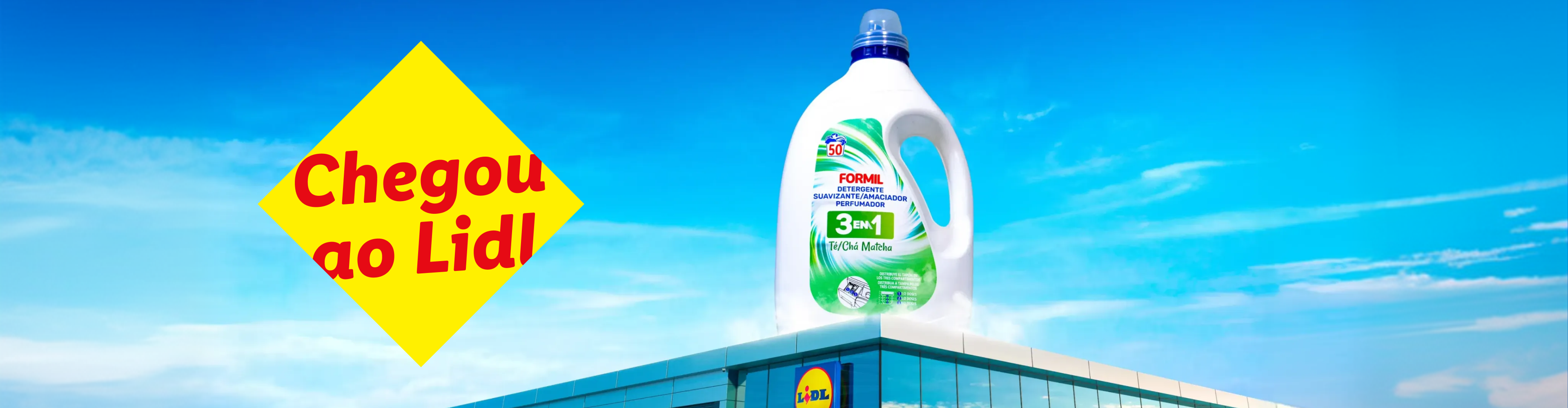 Detergente 3 em 1 com chá matcha gigante sobre uma loja, com a mensagem 'Chegou ao Lidl!'