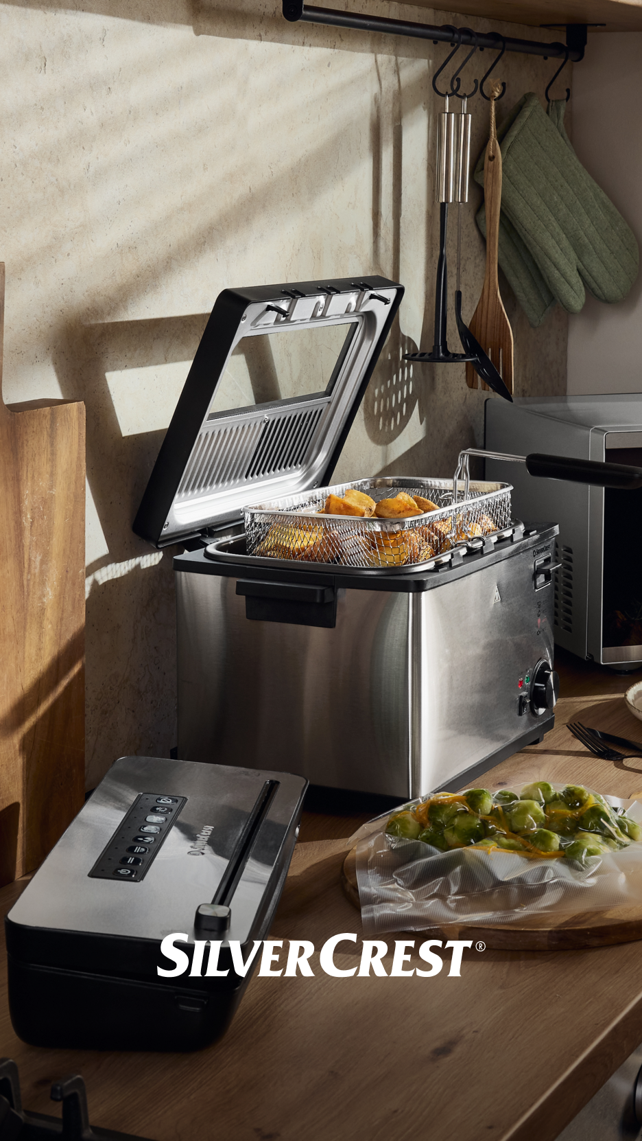 Fritadeira SilverCrest com batatas fritas, seladora a vácuo e vegetais embalados a vácuo.