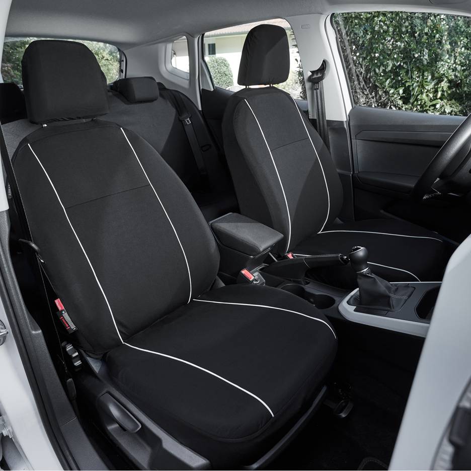 Capas de assento de carro pretas com detalhes brancos no interior de um veículo.