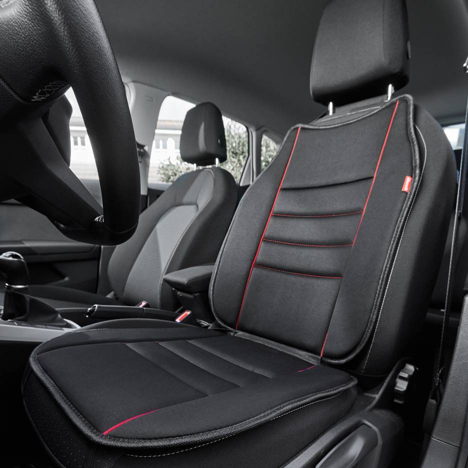 Capa de assento de carro preta com detalhes vermelhos, vista do interior do veículo.