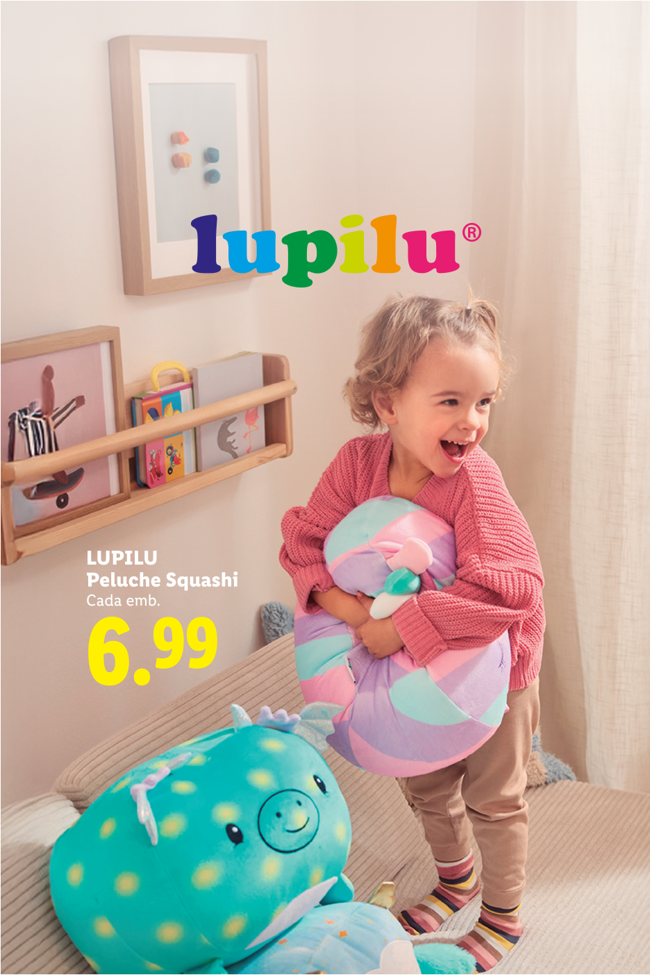 Criança feliz a segurar uma peluche Squashi, com outra peluche ao lado. Preço: 6,99.