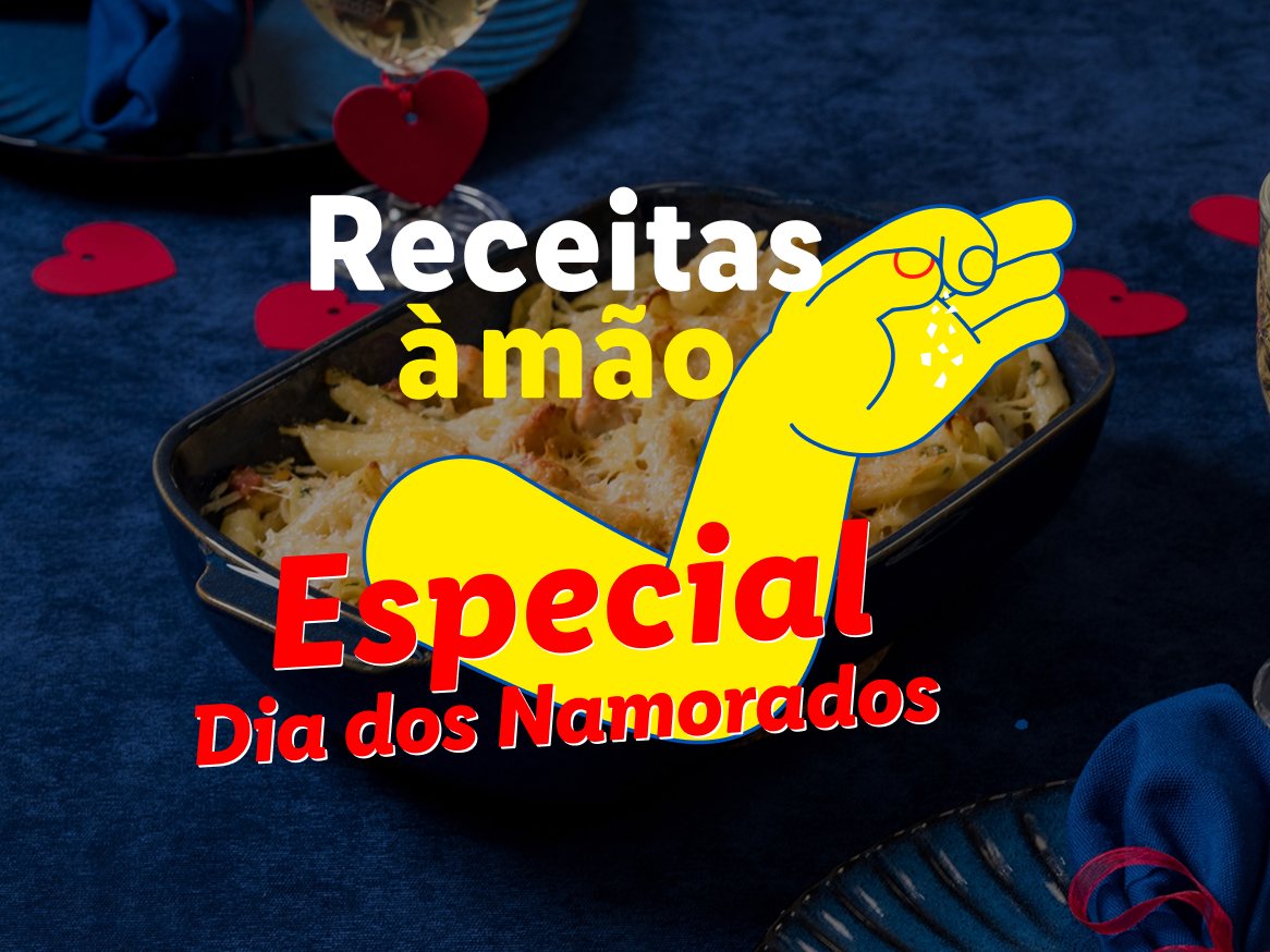 Massa gratinada com queijo e bacon, com texto 'Receitas à mão Especial Dia dos Namorados' e uma mão a polvilhar.