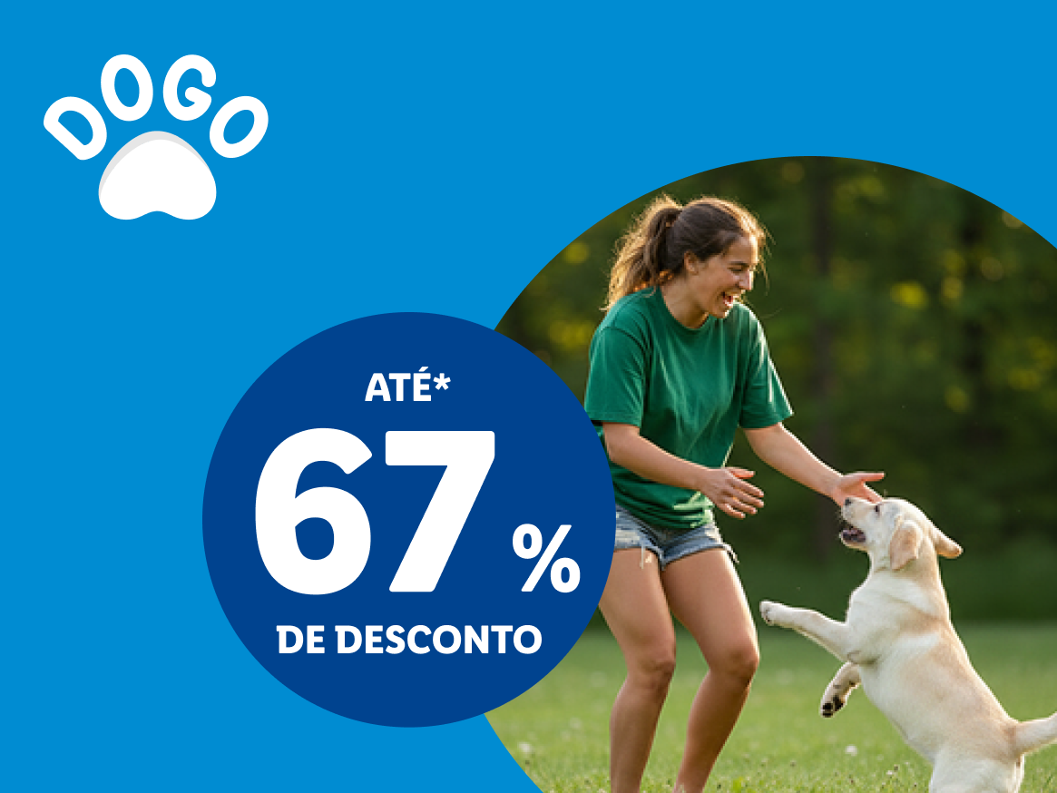 Mulher a brincar com cão ao lado de anúncio com até 67% de desconto.