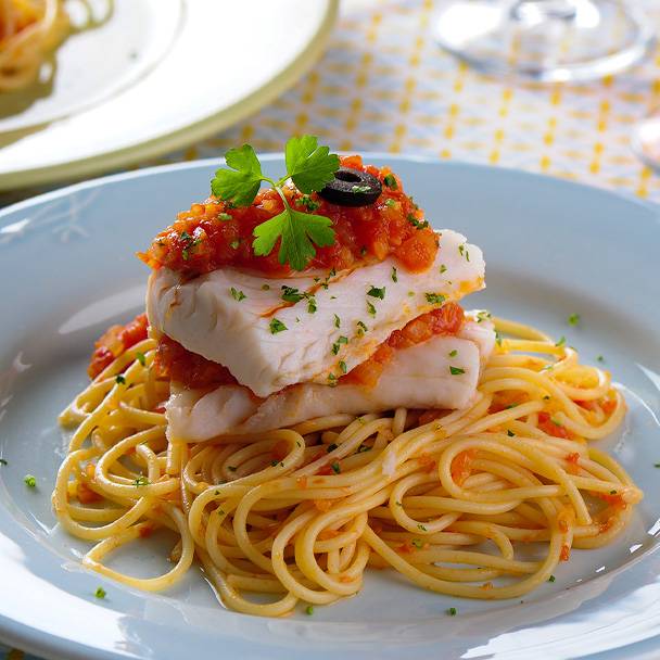 Pescada com Tomate e Pasta Cozida