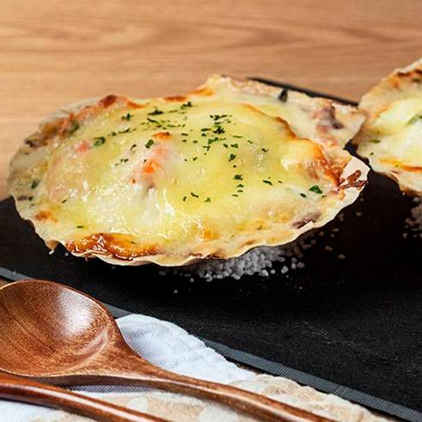 Salada quente com salmão, camarão e espargos