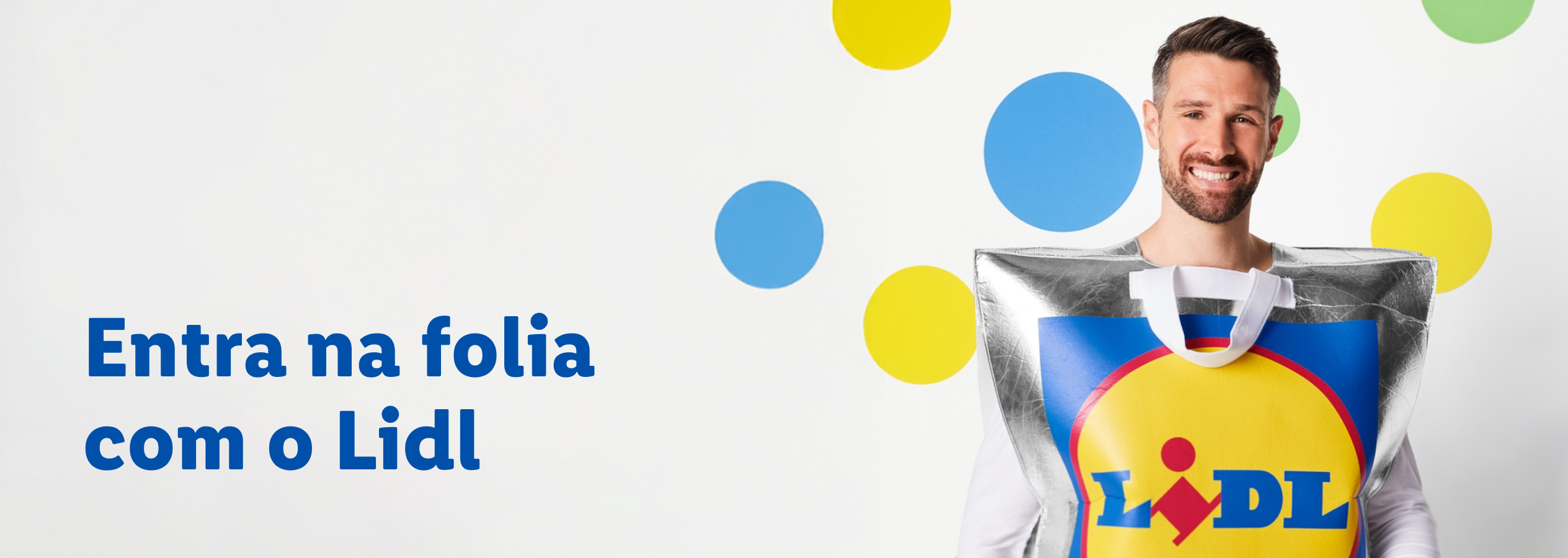 Homem sorridente com fantasia de saco de compras e texto 'Entra na folia com o Lidl'.