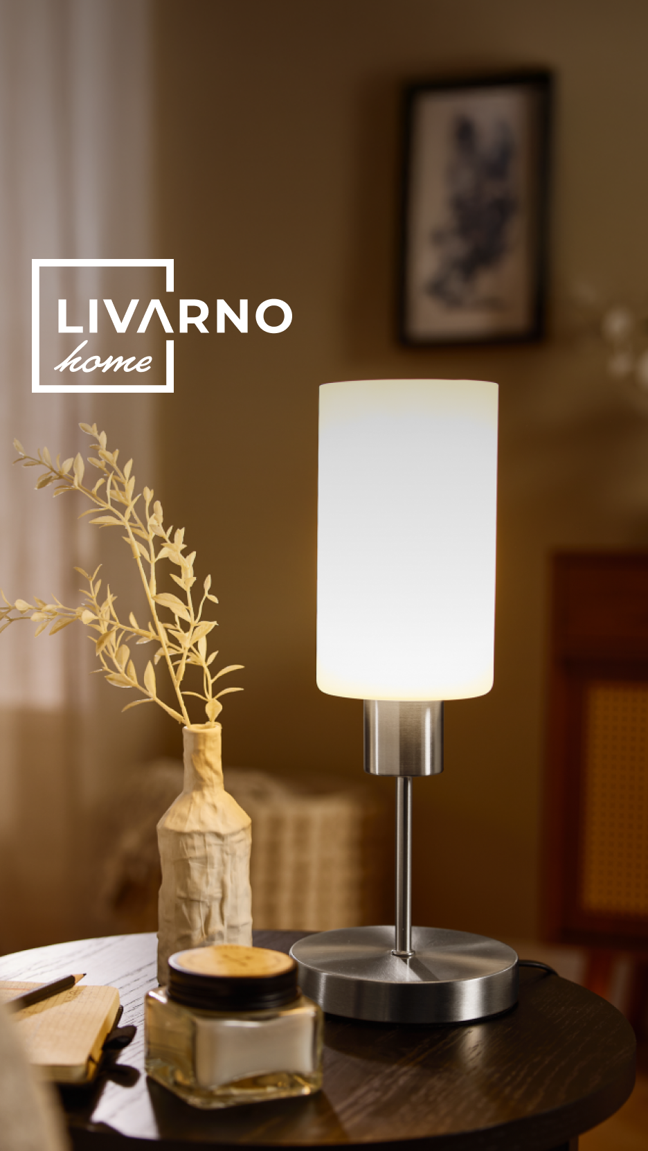 LIVARNO home candeeiro de mesa com abajur branco e base metálica, vaso com planta seca.
