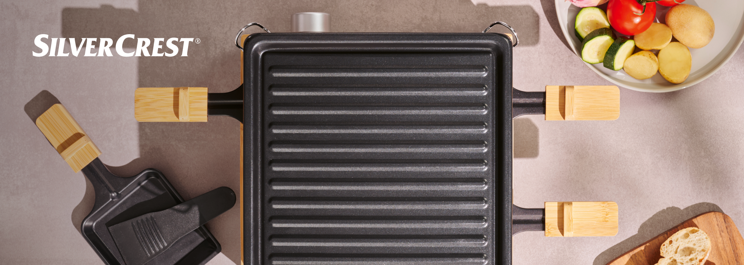 Grelhador de mesa SilverCrest com legumes frescos e pão.
