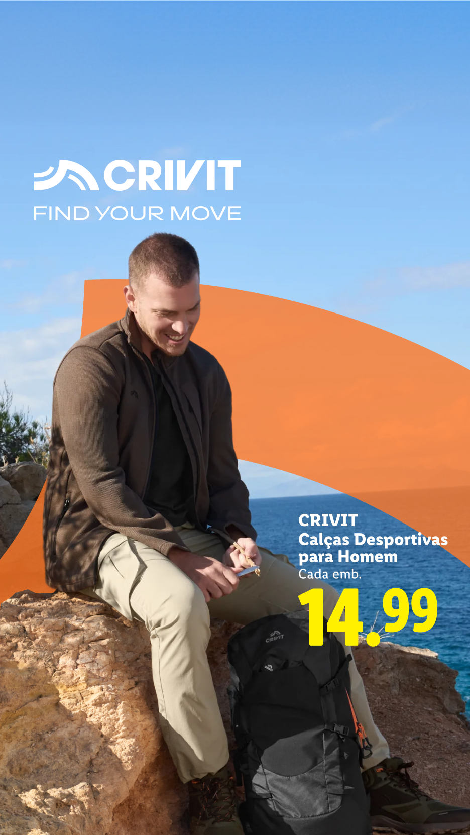 Homem sorridente sentado numa rocha com calças desportivas e mochila, com o mar ao fundo. Preço: 14,99€.