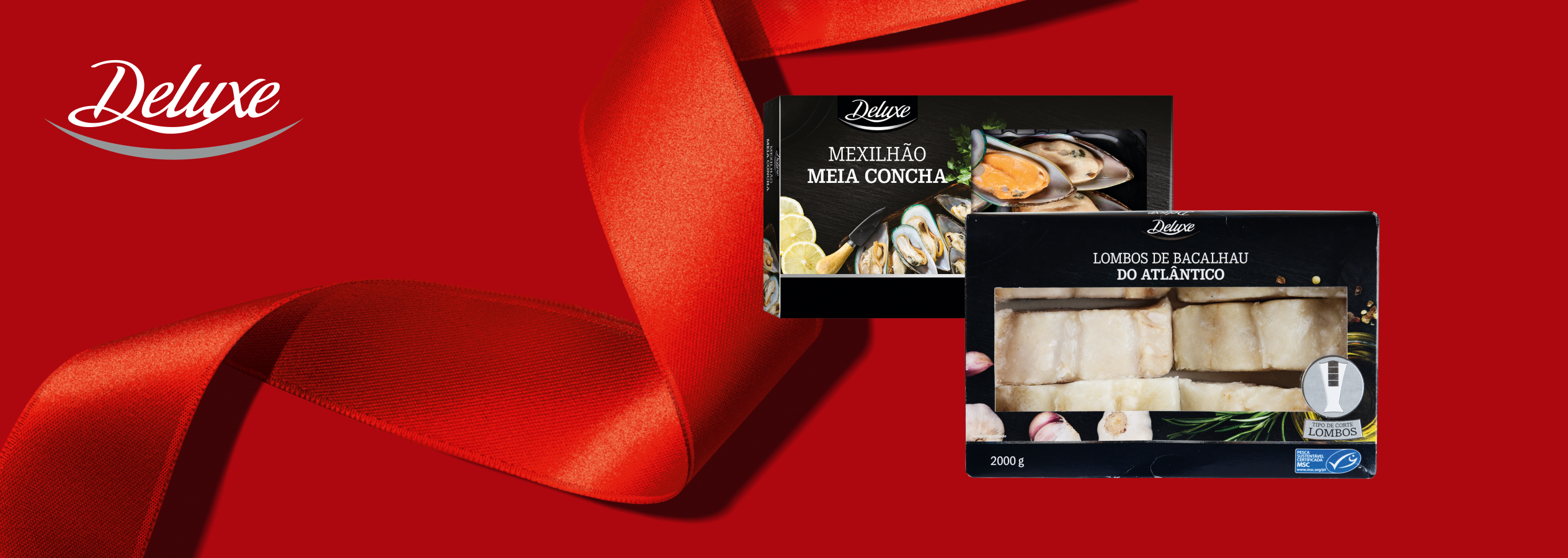 Embalagens Deluxe de mexilhão meia concha e lombos de bacalhau do Atlântico sobre fundo vermelho.