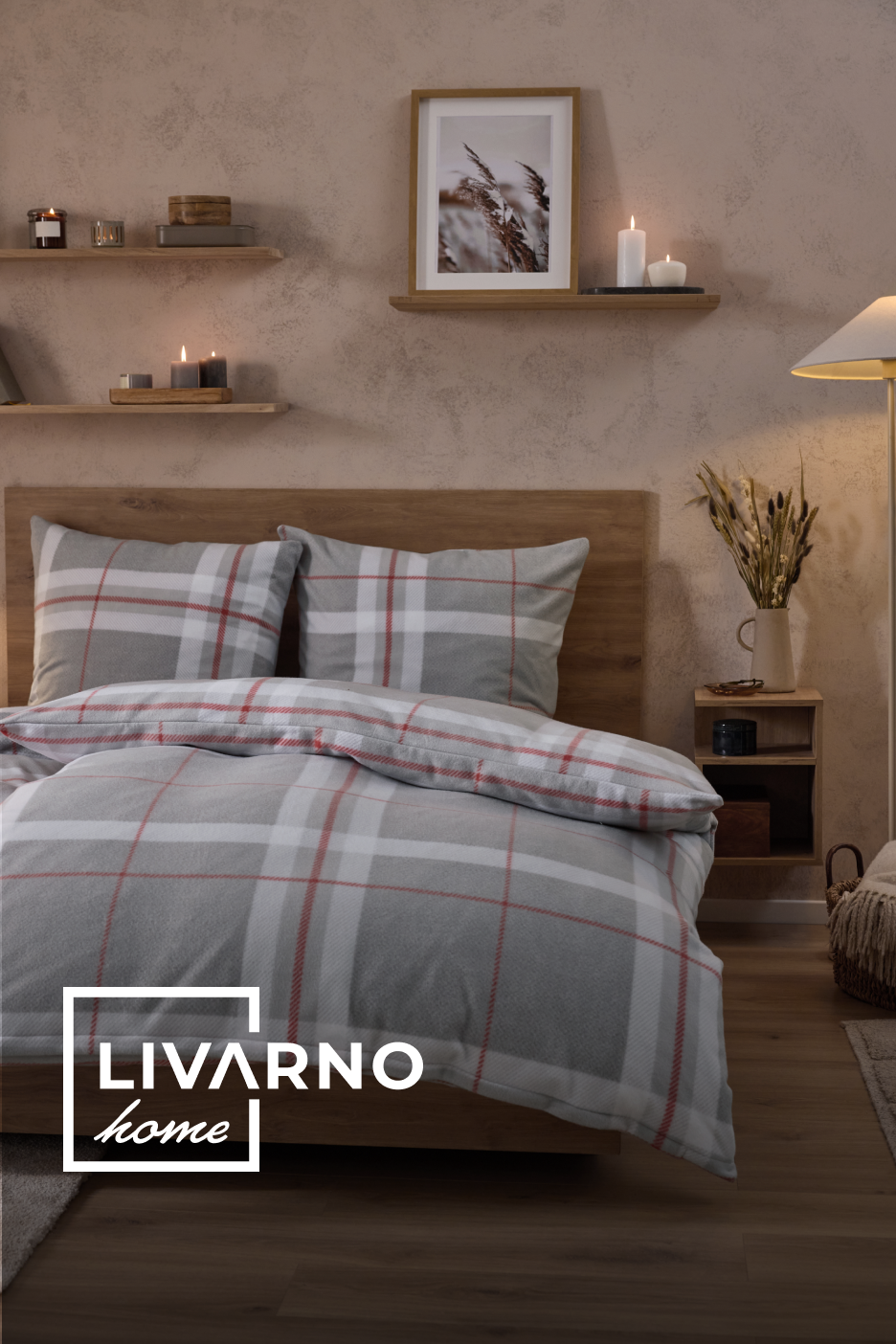 Roupa de cama xadrez LIVARNO home em cinzento, branco e vermelho num quarto acolhedor.