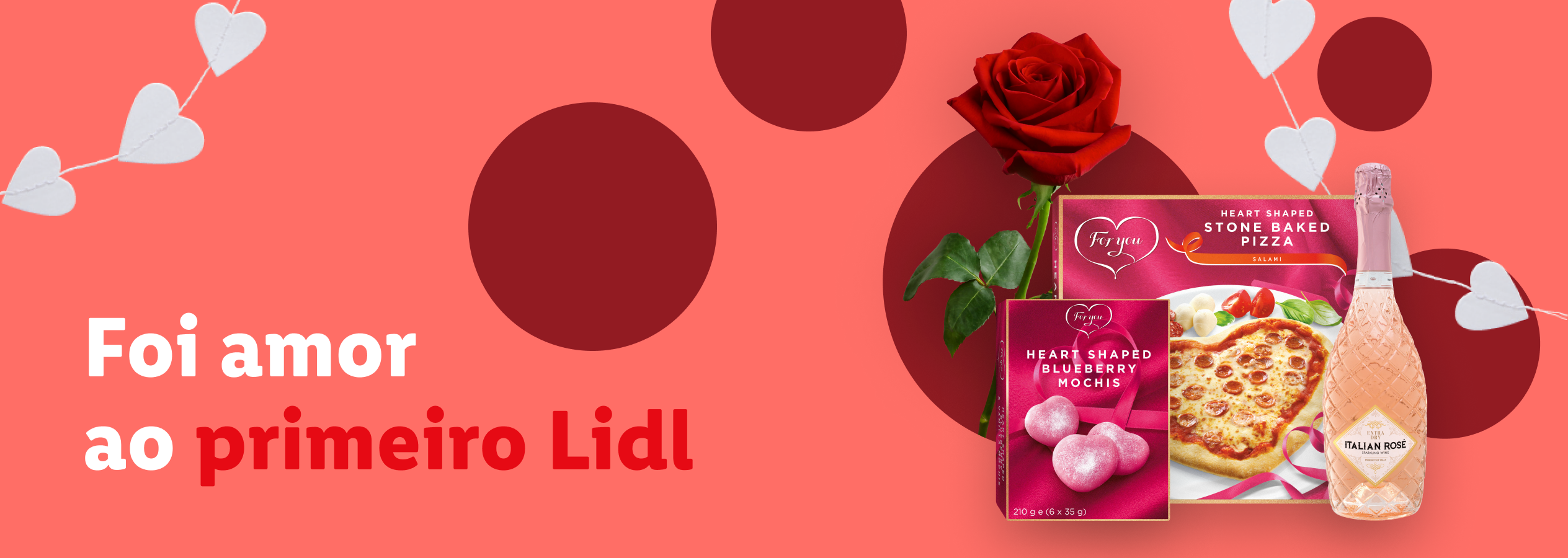 Pizza em forma de coração, mochis de mirtilo e vinho rosé, com a frase 'Foi amor ao primeiro Lidl'.