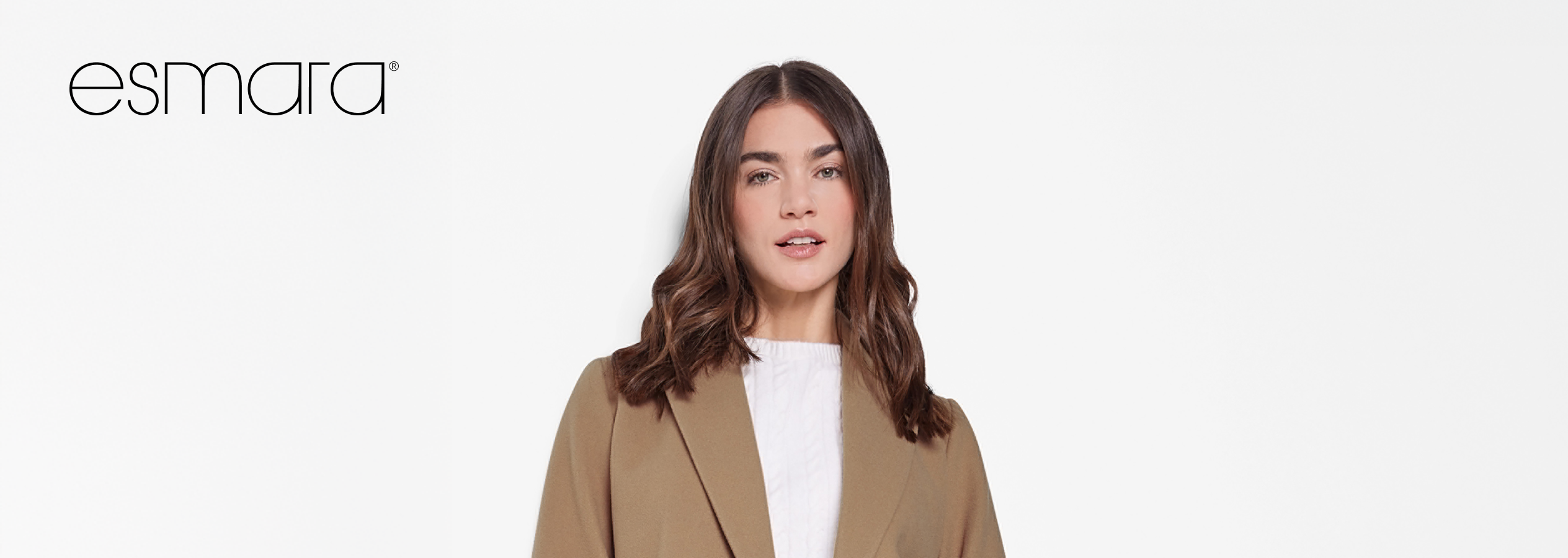 Mulher com casaco Esmara castanho e camisola branca